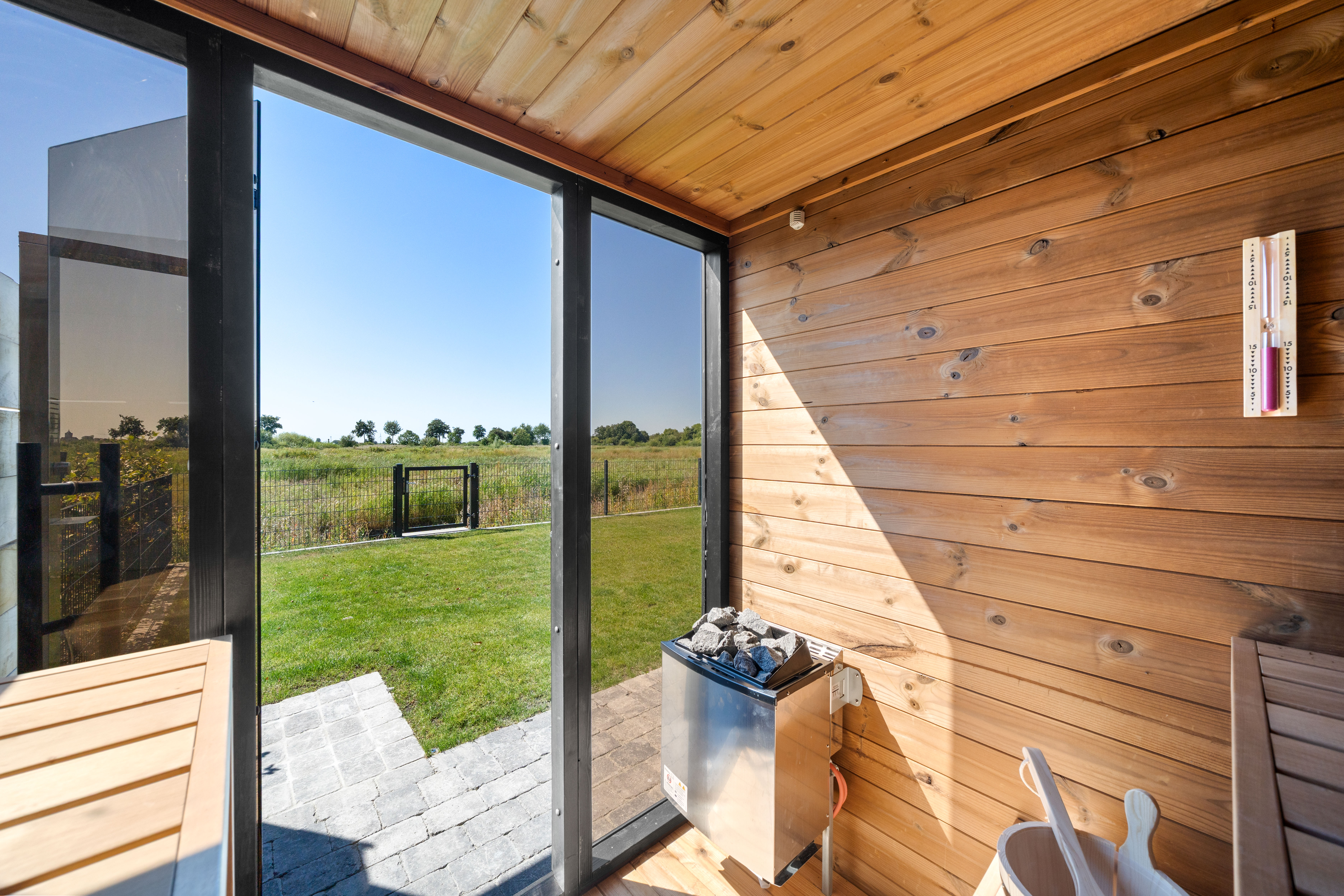 Blick aus der Sauna auf das Biotop im Ferienhaus Grachtenliebe 1