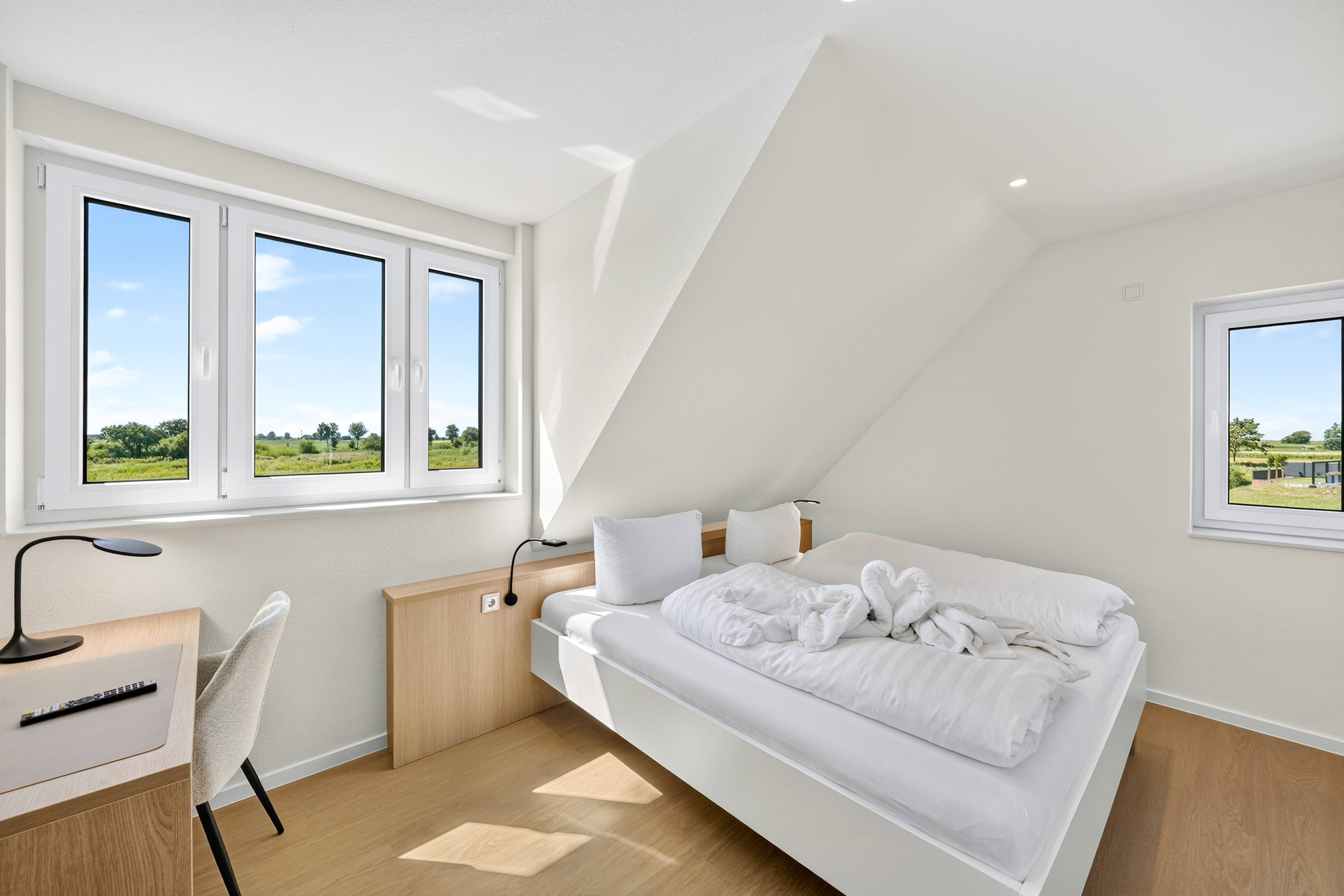 Gemütliches Schlafzimmer mit Blick ins Grüne im Ferienhaus Grachtenliebe 1